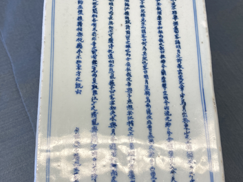 Un vase de forme carr&eacute;e en porcelaine de Chine en bleu et blanc, marque et &eacute;poque de Kangxi